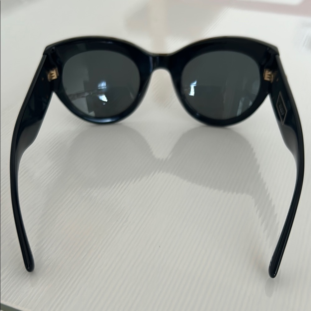 Authentic Versace Black medallion sunglasses - Picture 14 of 14
